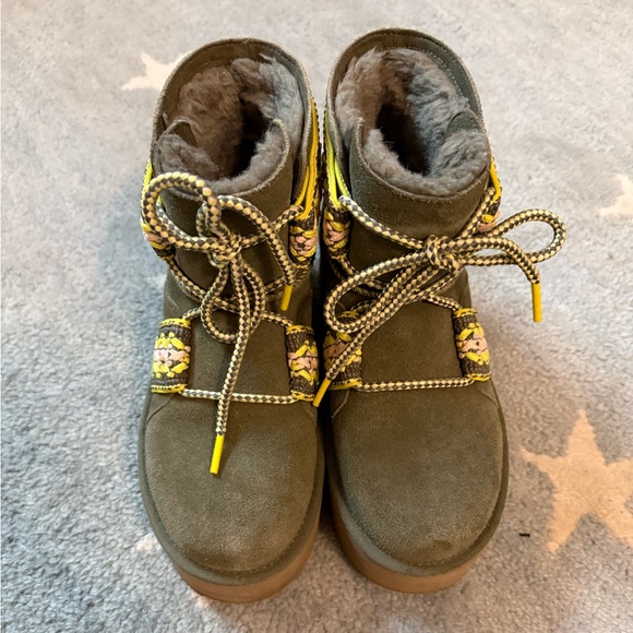 UGG CLASSIC MINI II BRAID PLATFORM - Green/Yellow - Size 7 (women) - Picture 3 of 5